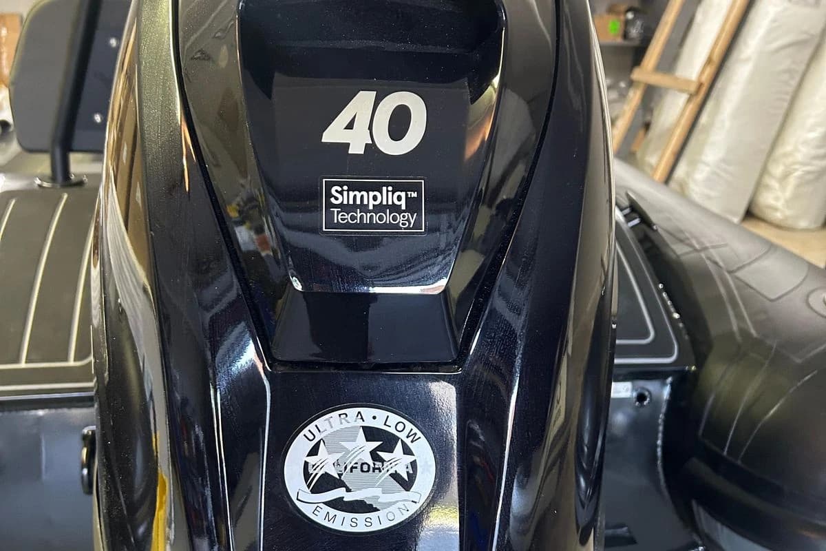 Highfield Sport 360 boat engine with Simpliq Technology and ultra-low emission label, 2025 model.