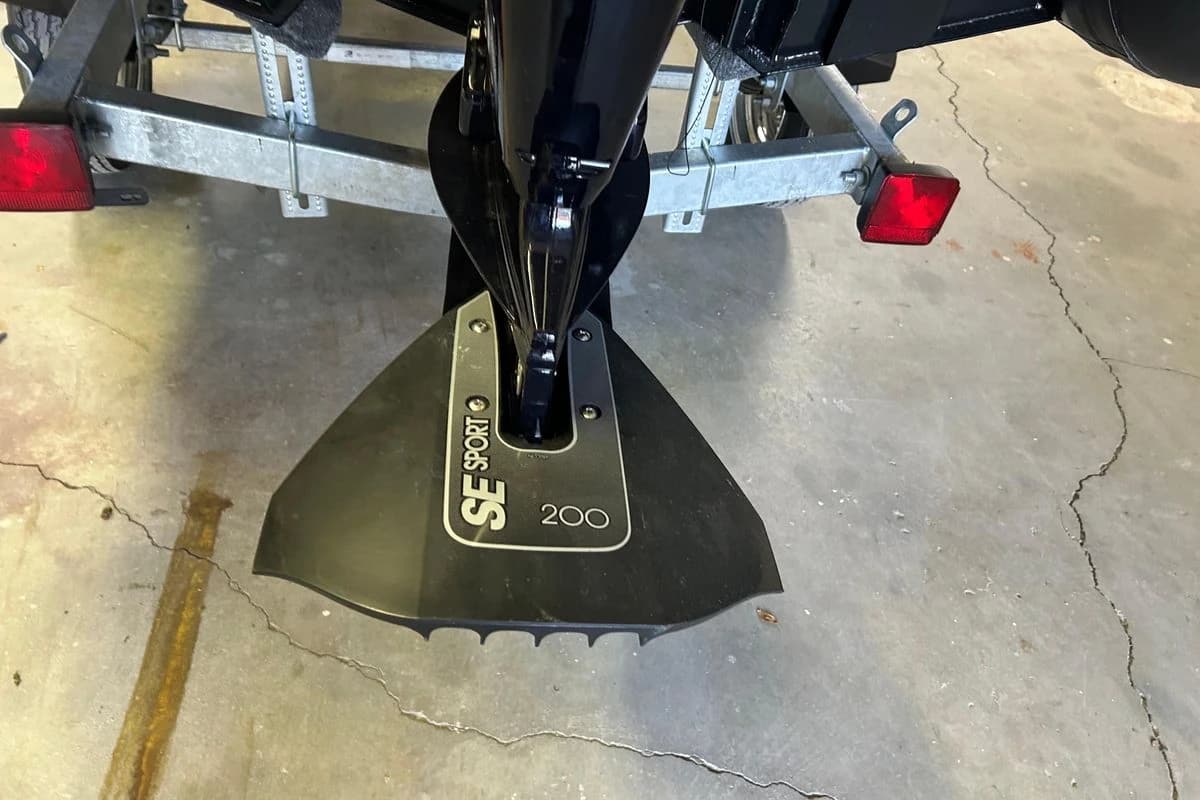 Outboard motor with SE Sport 200 hydrofoil on Highfield Sport 360, 2025 model.